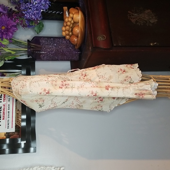 Vintage ENT Entrancy Medium Cream with Mauve, Burgundy & Green Flowers Blouse - Picture 2 of 9